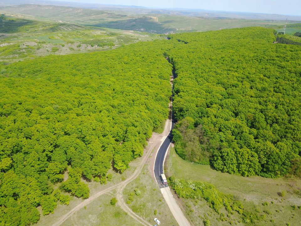 Imagini cu unul dintre cele mai spectaculose durmuri asfaltae din România. Soluția pentru a proteja noua investiția de traficul utilajelor agricole - FOTO