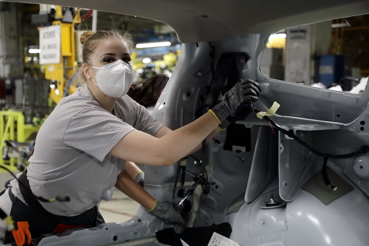 Premierul Ludovic Orban a efectuat azi, 21 octombrie, o vizită la uzina Dacia, din Mioveni, unde a fost întâmpinat de directorul general al Automobile Dacia.