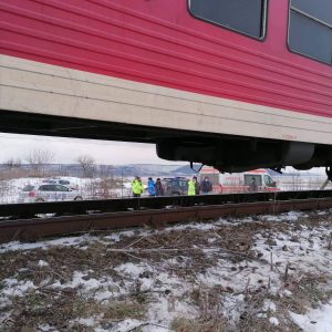 Un BMW a fost târât pe șine de un tren