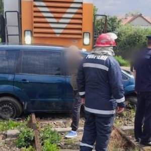 Un autoturism a fost lovit de tren la Rădăuți. În mașină se aflau cinci persoane - VIDEO