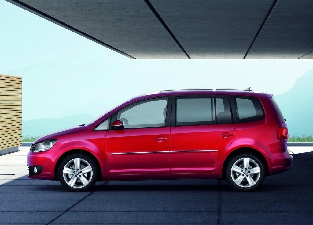 Noul Volkswagen Touran facelift arata ca un VW Sharan intrat la apa