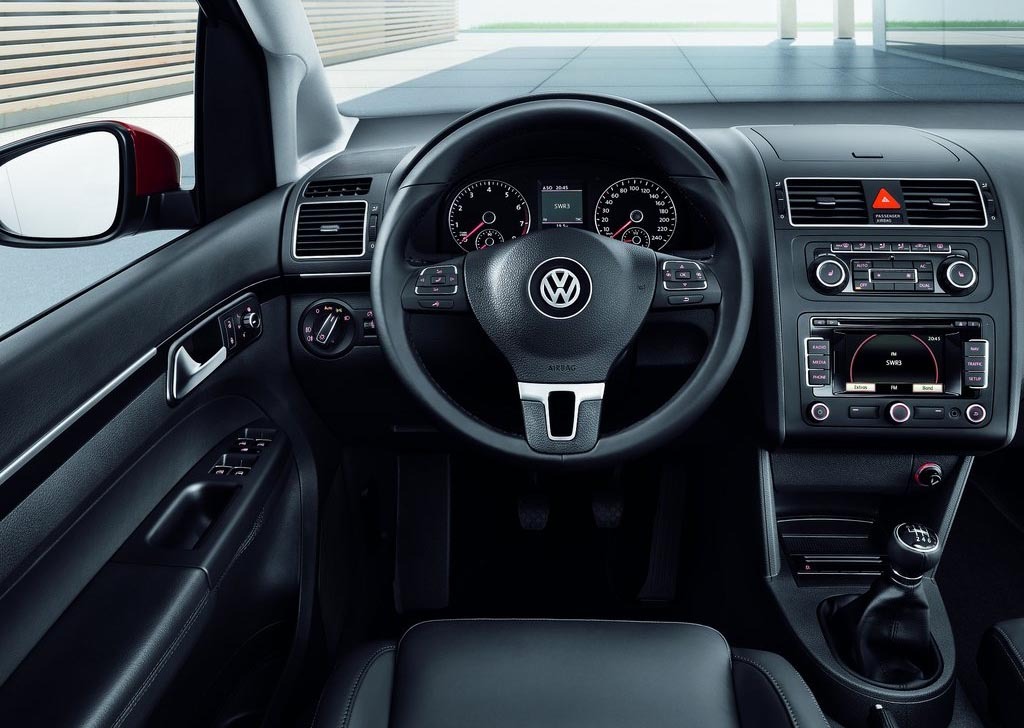 Interior revizuit la nivel de detaliu, cu elemente preluate de la Golf 6