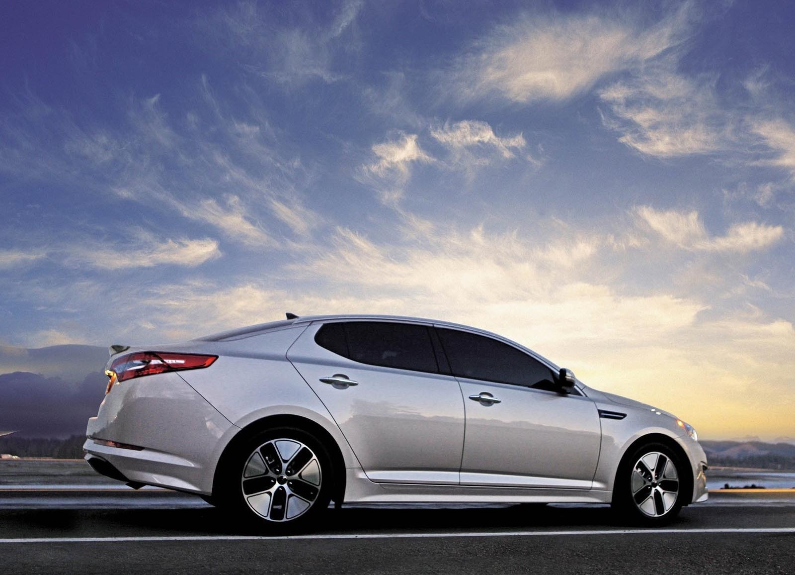 KIA Optima Hybrid are o putere totala de 206 CP si consuma in medie 6,1 litri/100 km