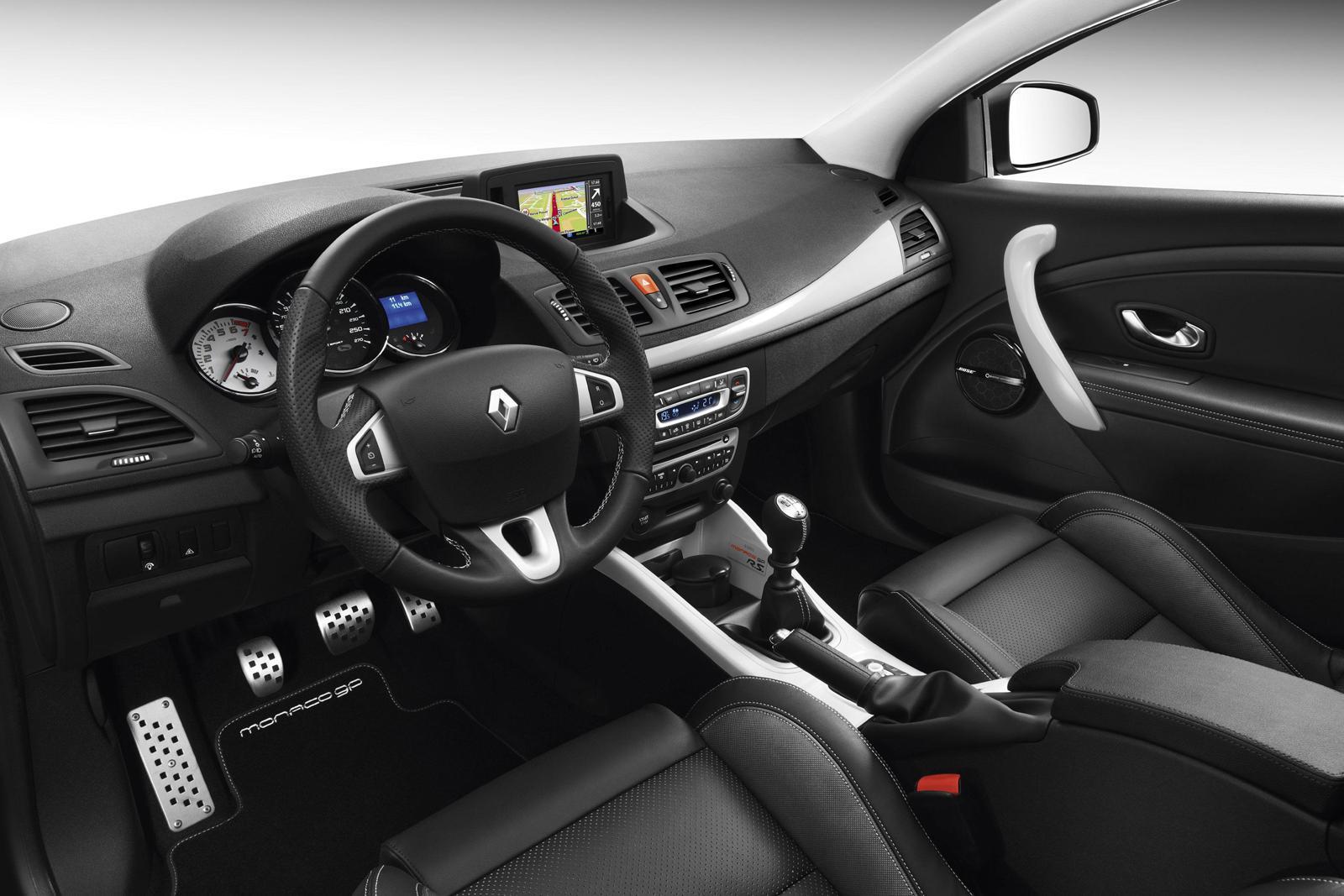 Interiorul lui Renault Megane Coupe Monaco GP are logo-uri si o placuta cu numarul de serie