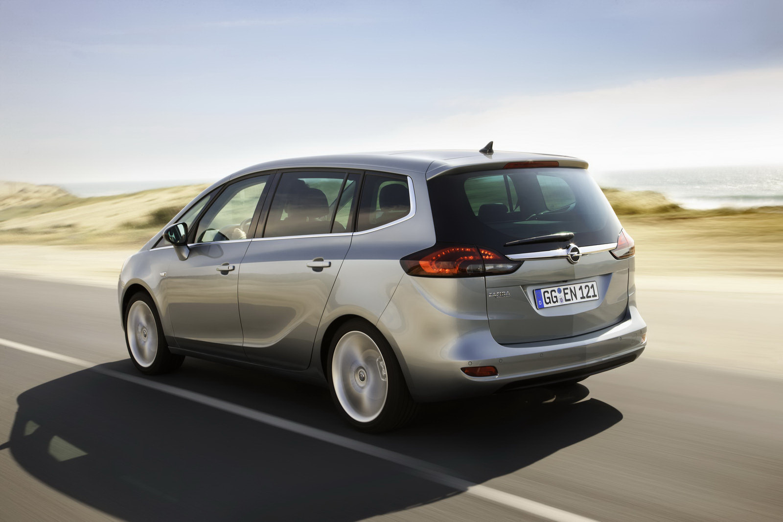 Opel Zafira Tourer are o lungme de 4,66 metri si un ampatament de 2,76 metri