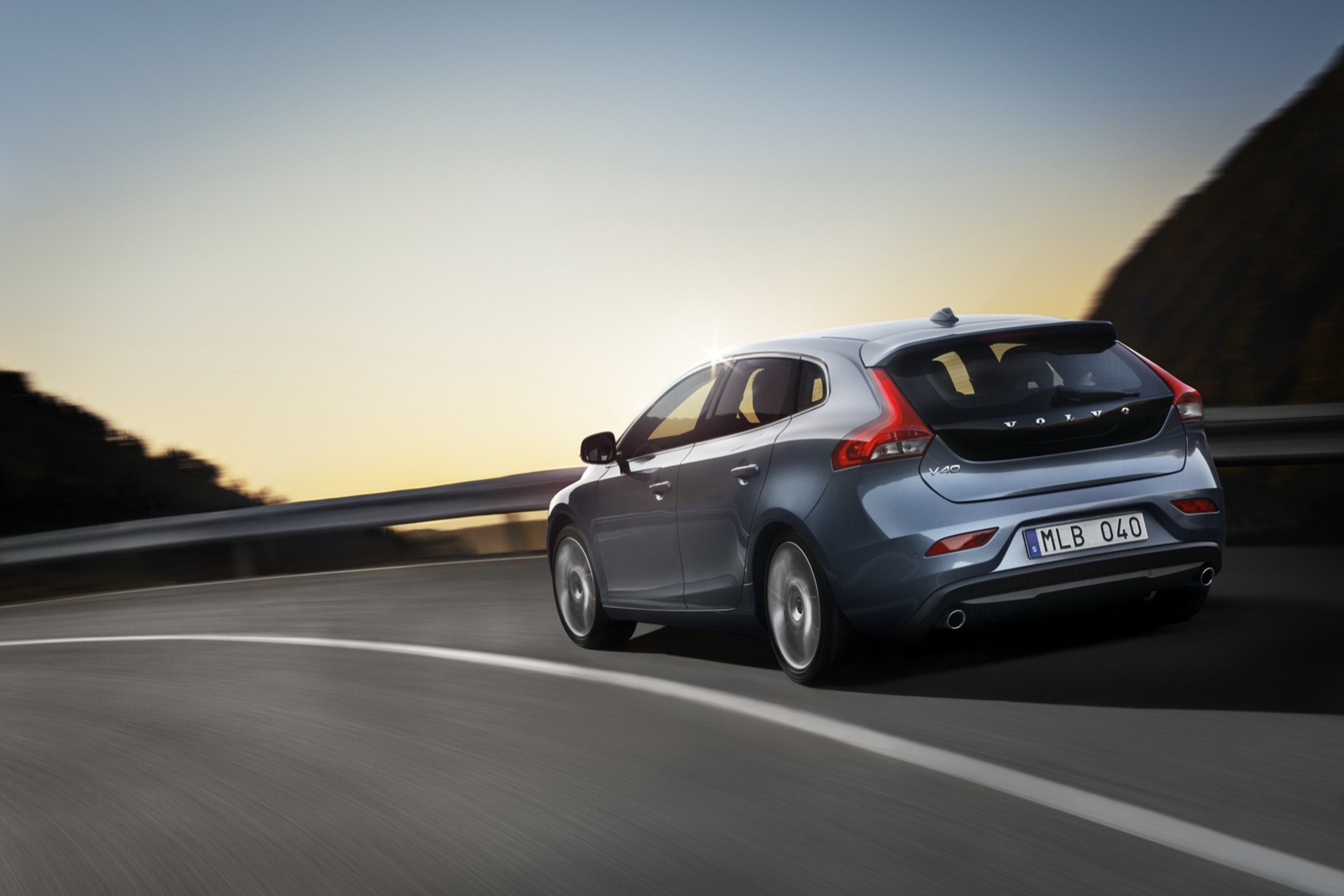 Volvo V40 are trei dieseluri, D2, D3 si D4, afisant consumuri medii intre 3,6 si 4,4 litri/100 km