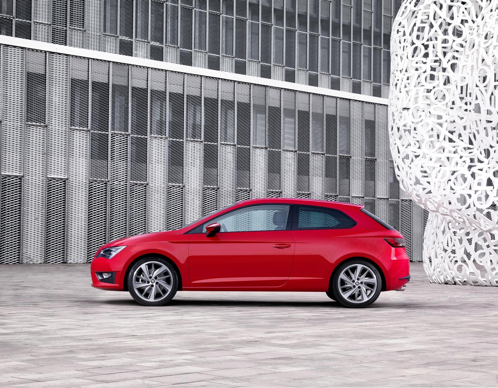 Doamnelor şi domnilor: primul SEAT Leon cu 3 uşi!