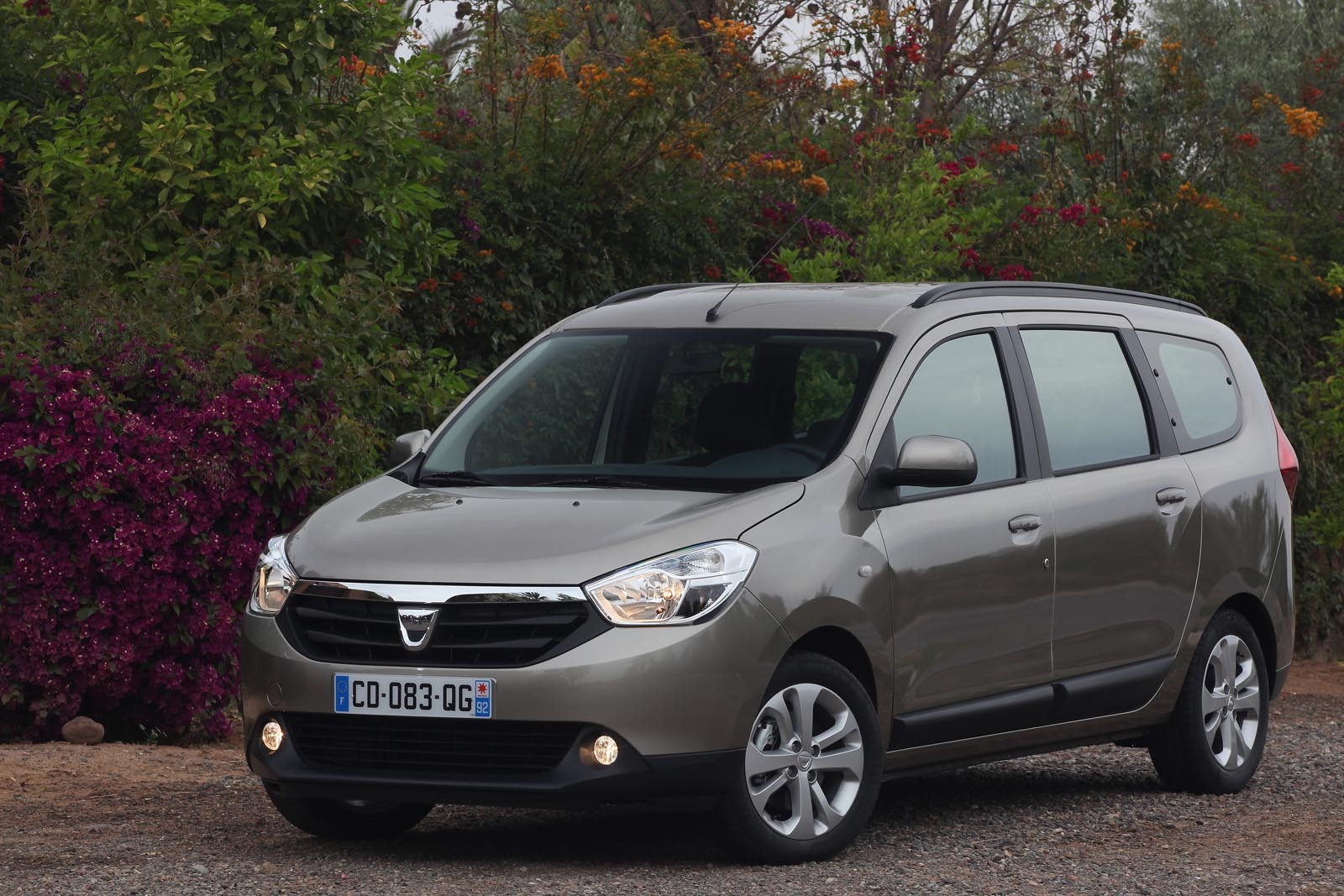 Dacia Lodgy e voluminoasa si are un design suficient de reusit pentru o astfel de familista