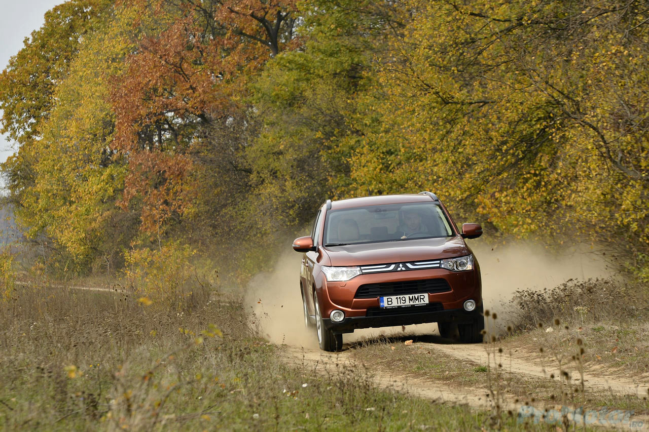 Mitsubishi Outlander 2013 offroad