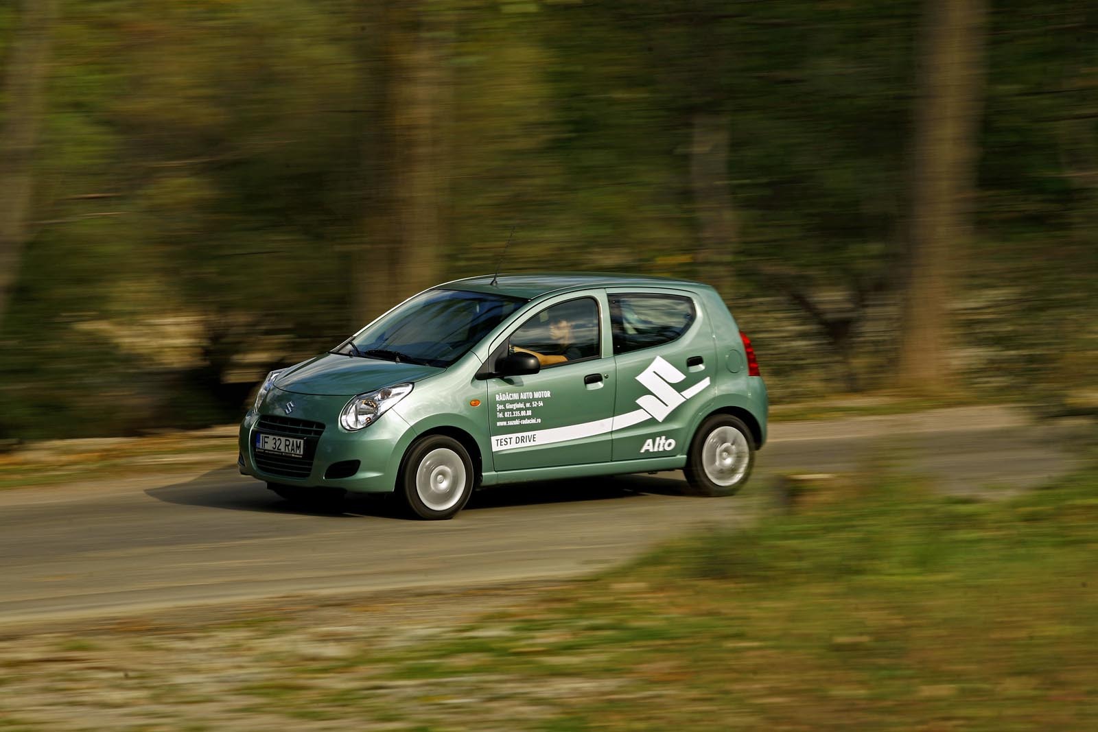 Suzuki Alto are o directie imprecisa la viteze mari, dar suspensia ofera un bun compromis intre confort si stabilitate