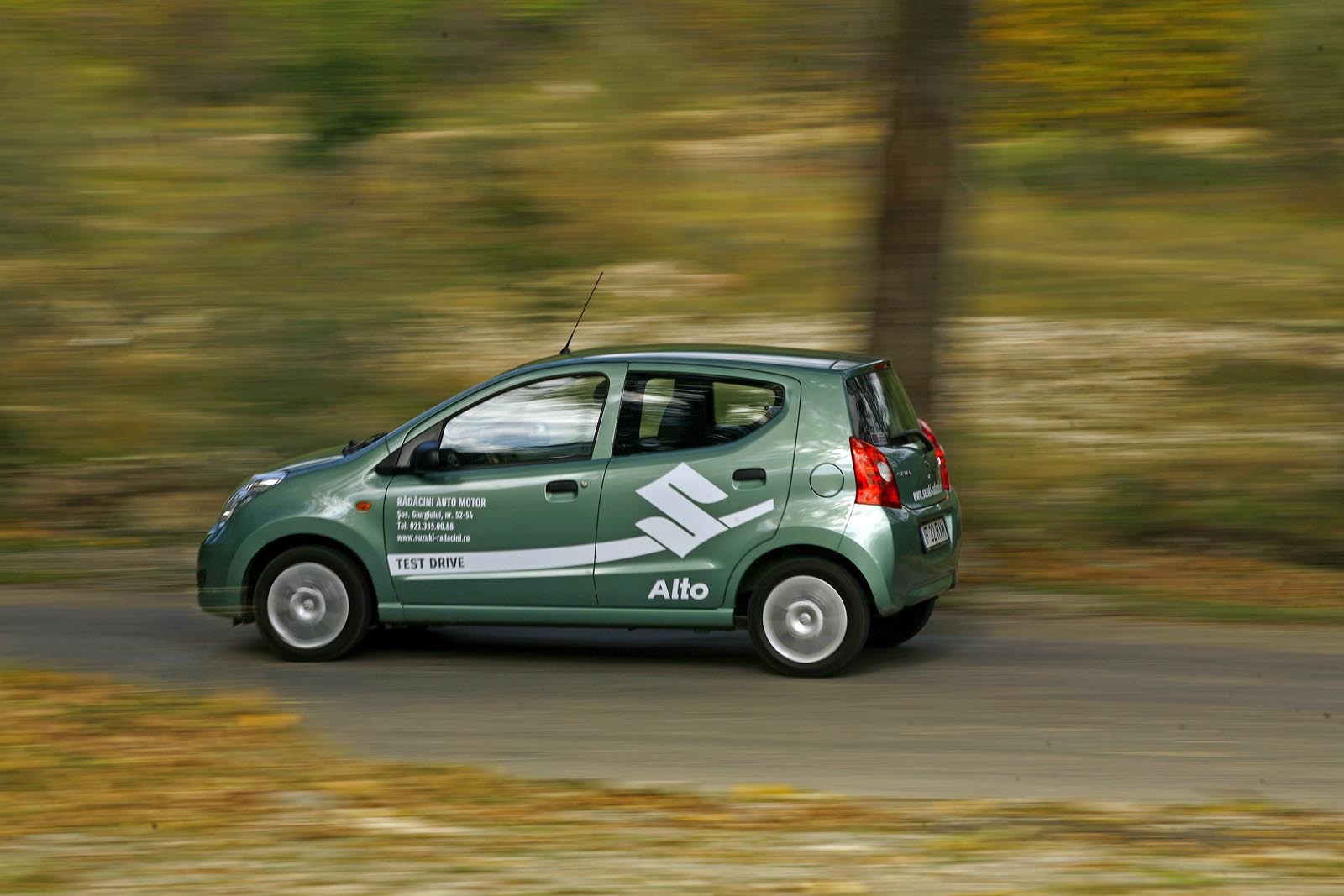 Suzuki Alto se potriveste de minune intr-un trafic urban aglomerat, fiind foarte agil