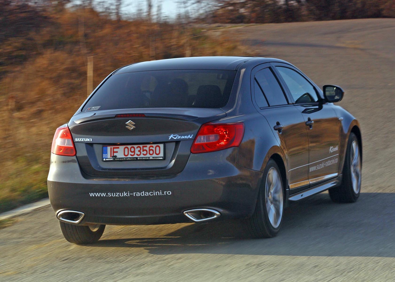 Motorul lui Suzuki Kizashi a consumat in test 10,5 litri/100 km. In trafic aglomerat, se ajunge si la 15 litri/100 km.