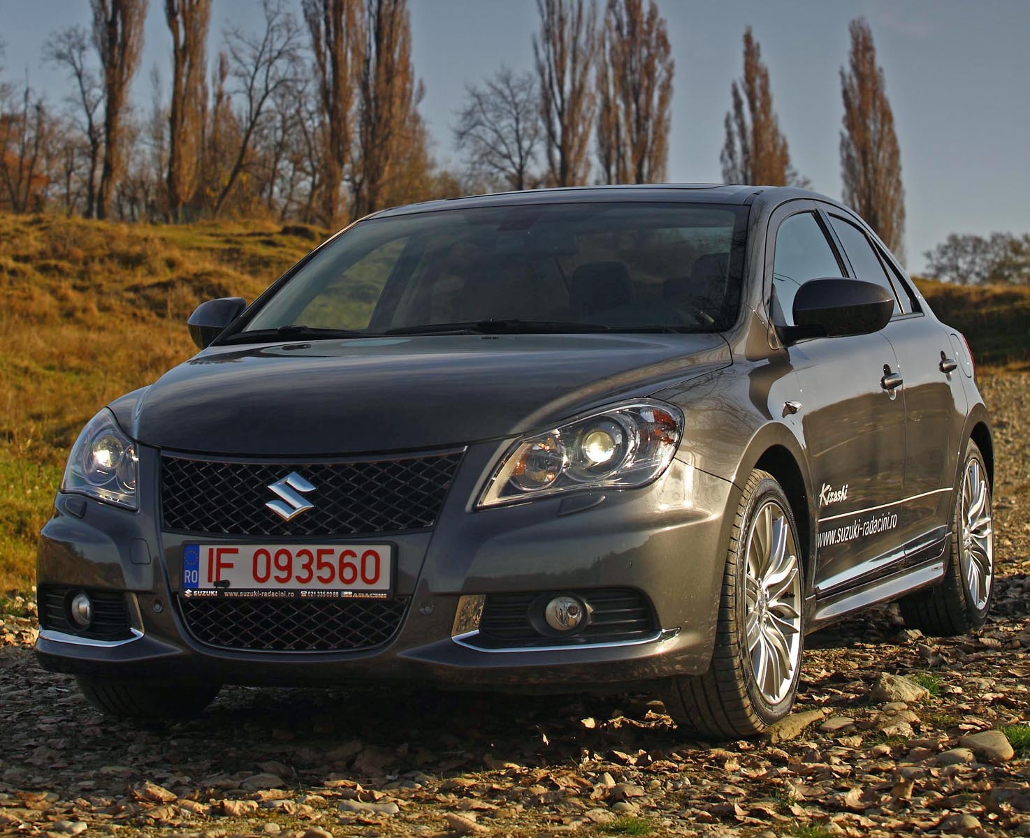 Partea frontala a lui Suzuki Kizashi este foarte agresiva, desi liniile curbe abunda