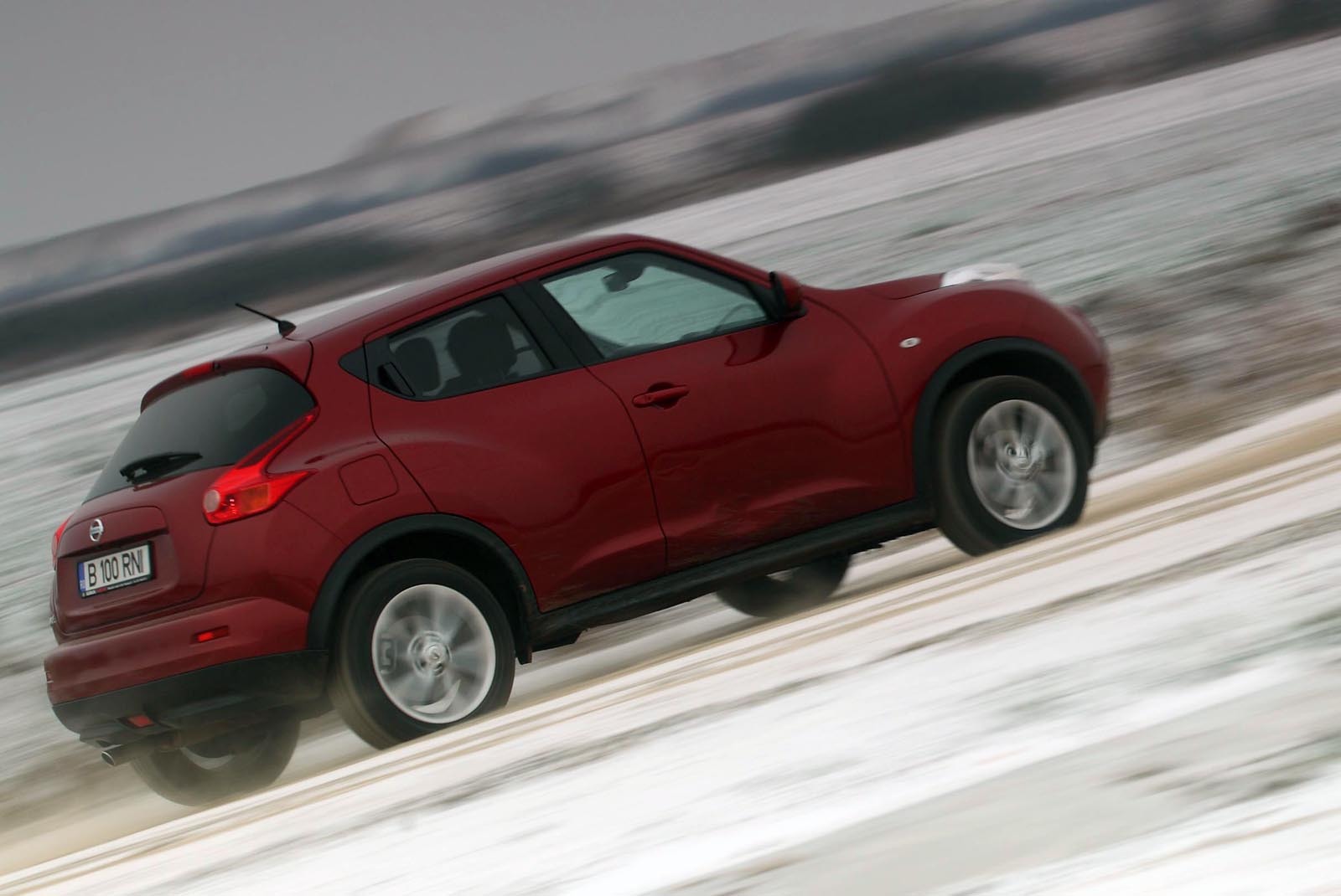 Nissan Juke are un comportament mediu pe sosea, dar destul de bun in afara asfaltului