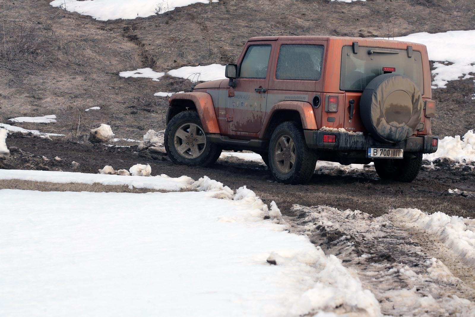 Jeep Wrangler are o forma mai patratoasa, dar ramane original in peisajul SUV-urilor actuale