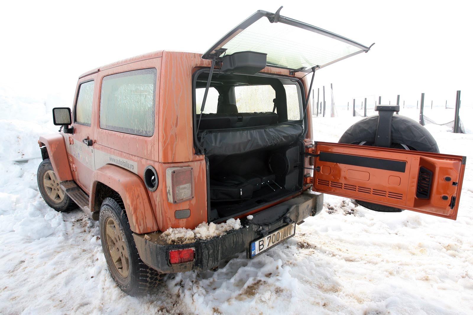 Portbagajul lui Wrangler e mic, iar accesul la el prea putin practic