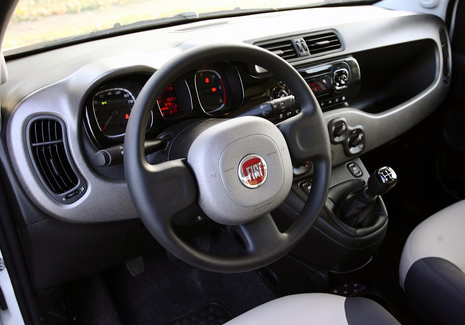 Fiat Panda ofera un interior pragmatic, cu materiale ieftine