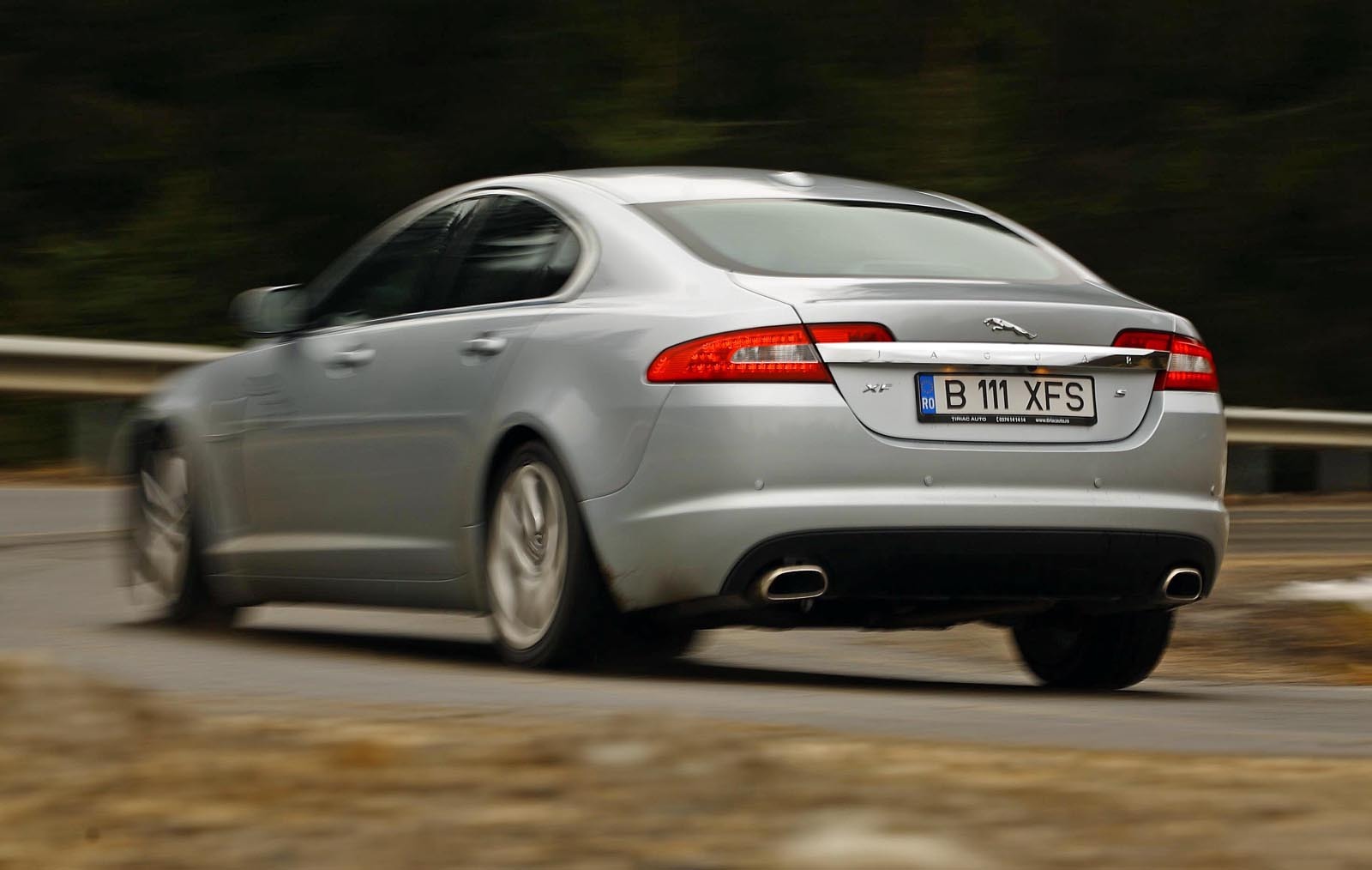 Jaguar XF are un comportament dinamic mai sportiv si o precizie mai buna in curbe