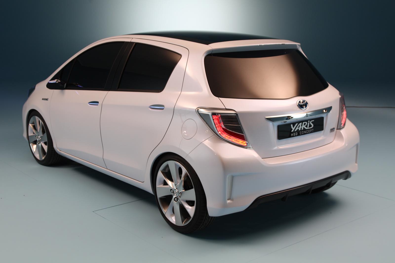 Conceptul Toyota Yaris HSD de la Geneva 2011 mizeaza pe un stil destul de agresiv