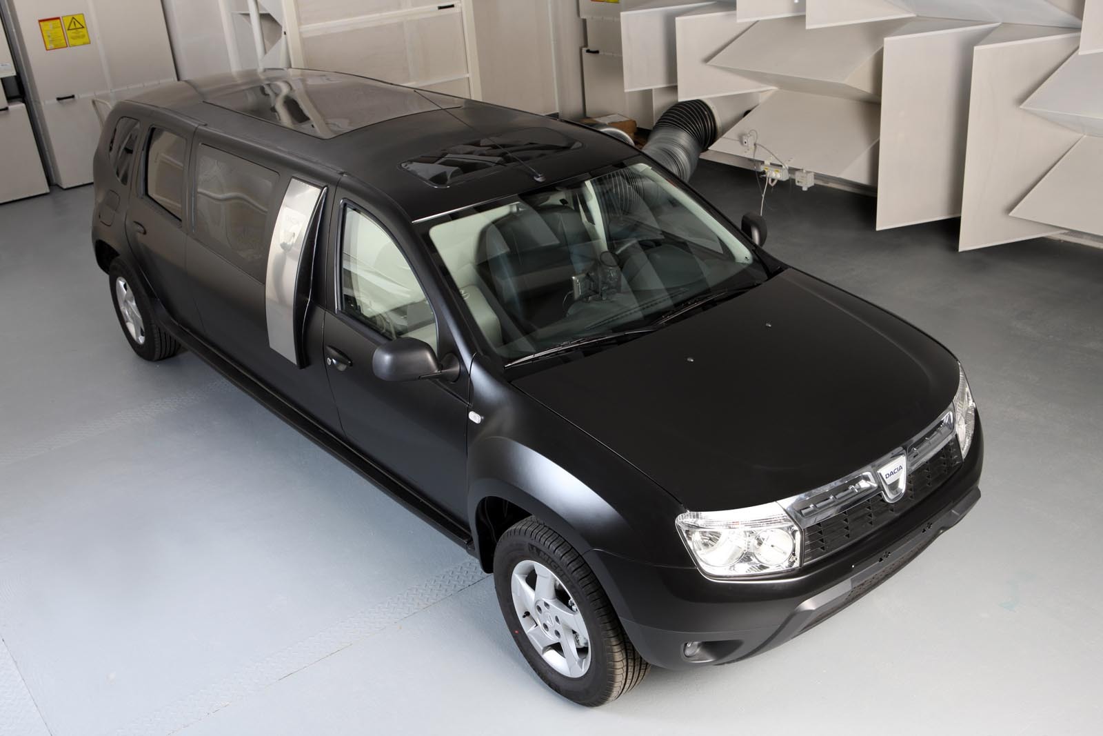 Dacia Duster a fost alungita cu 1,5 metri, panourile laterale sunt din inox, iar geamurile din plexiglas