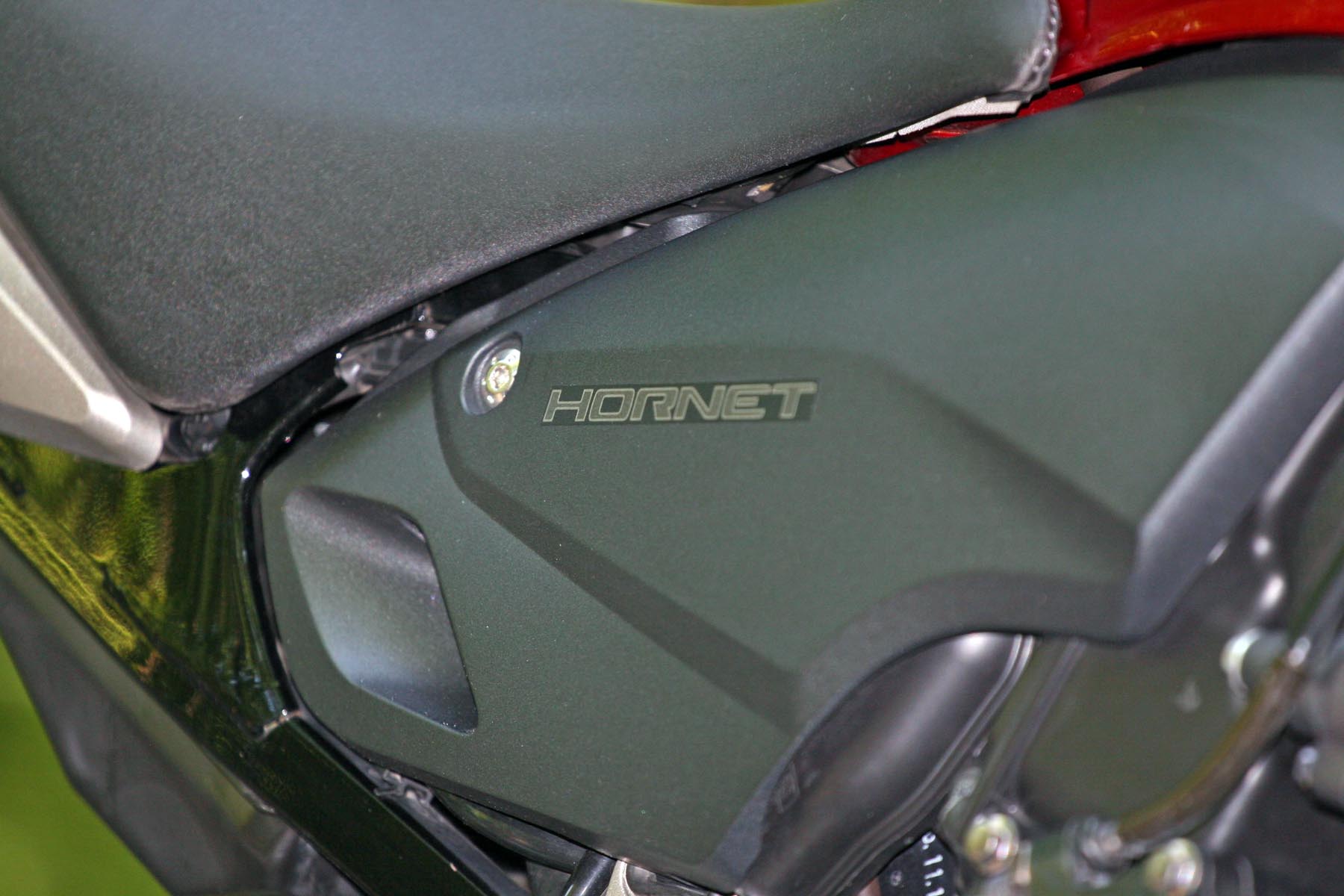 Hornet ramane un motor de vis